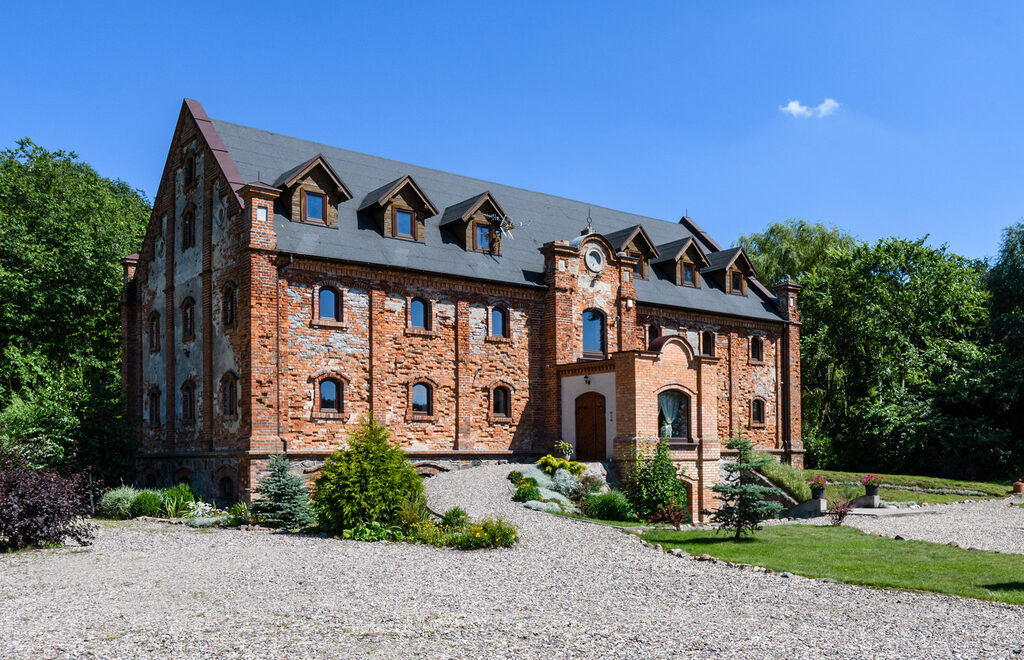 Bryła zabytkowego spichlerza — widok z zewnątrz